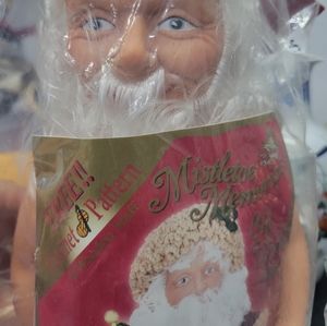 Vintage mistletoe 15" Santa kit crochet.